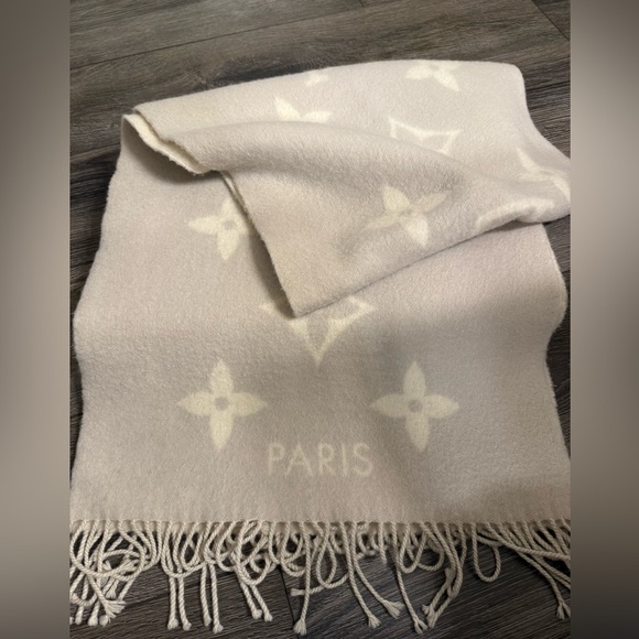 Louis Vuitton Light Gray & Cream LV Logo Reykjavik Cashmere Scarf - Picture 7 of 8
